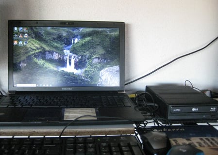 A computer on a desk

AI-generated content may be incorrect.