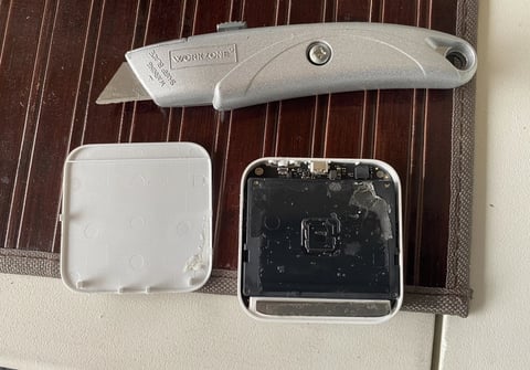 A knife and a box

AI-generated content may be incorrect.